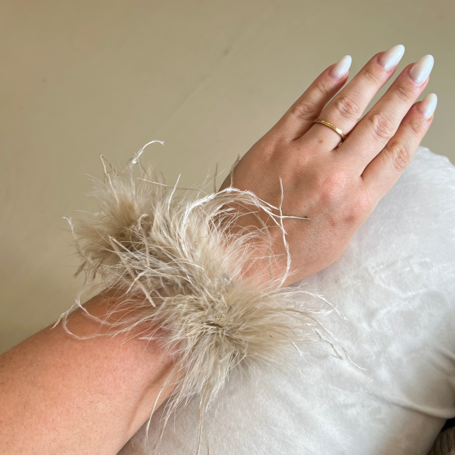 Heima er gott , FEATHER CUFF armbönd | BEIGE - Heima er gott